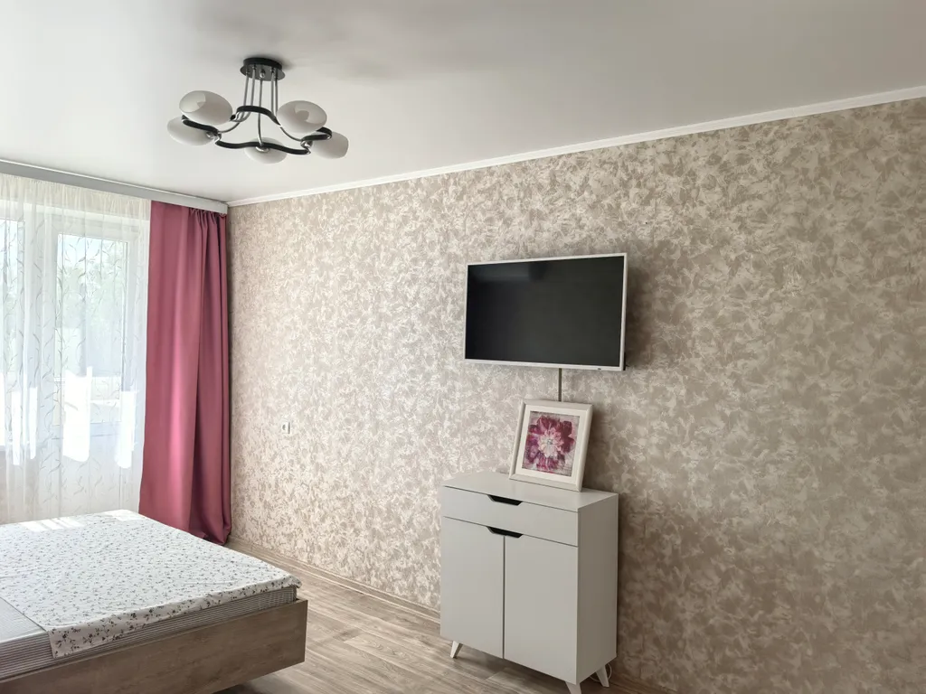 Однокомнатная в брусничных тонах