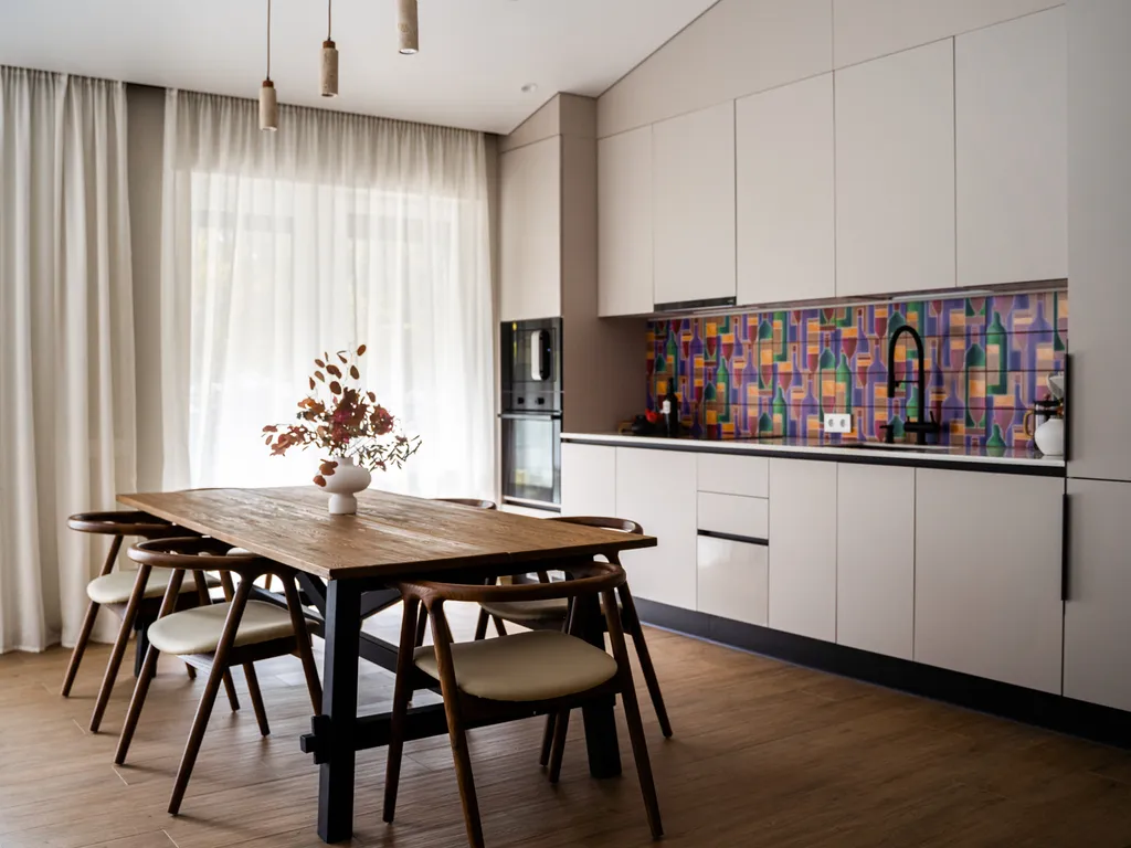 Новый стильный дом с зоной SPA, камином и красивым садом у леса