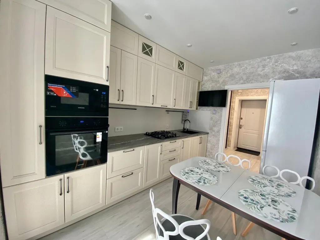 Красивая новая квартира с ремонтом, рядом магазины парк и море