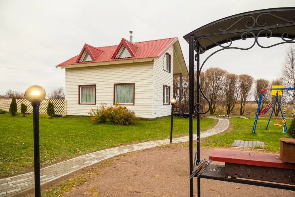 Дом на берегу реки