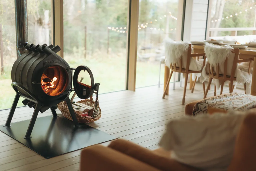 Дом с баней и чаном у воды и леса бохо