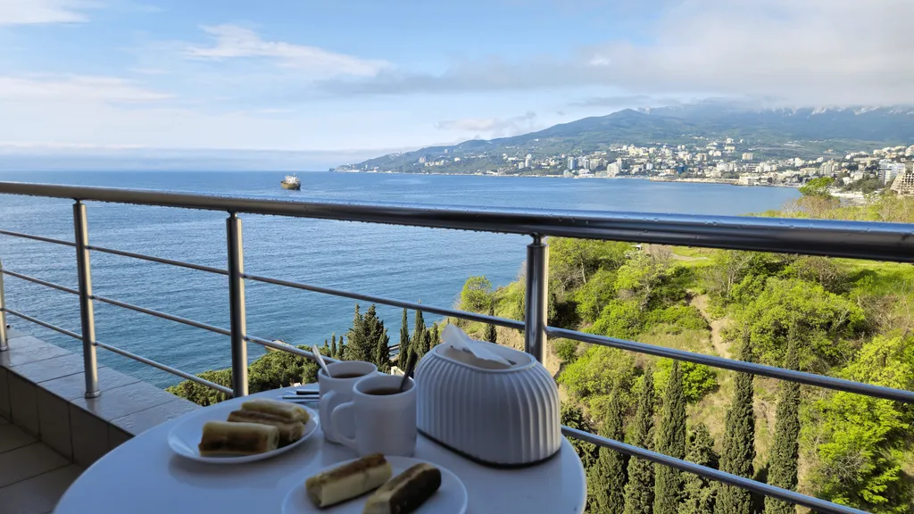 Двухуровневая студия с панорамным видом на море