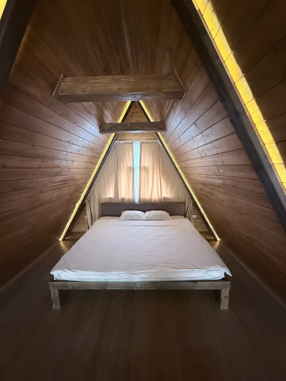 А-фрейм с бассейном и видом на озеро