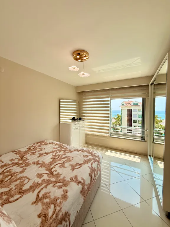 Двухуровневые апартаменты с видом на море и горы