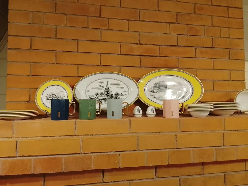 Большой дом А-Фрейм среди молодого елового леса