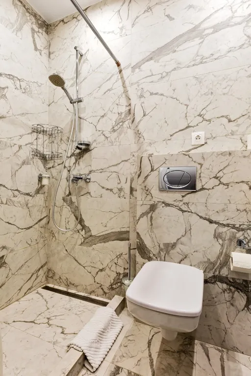 Laspace apart очень большая кровать + диван кровать 3 местный