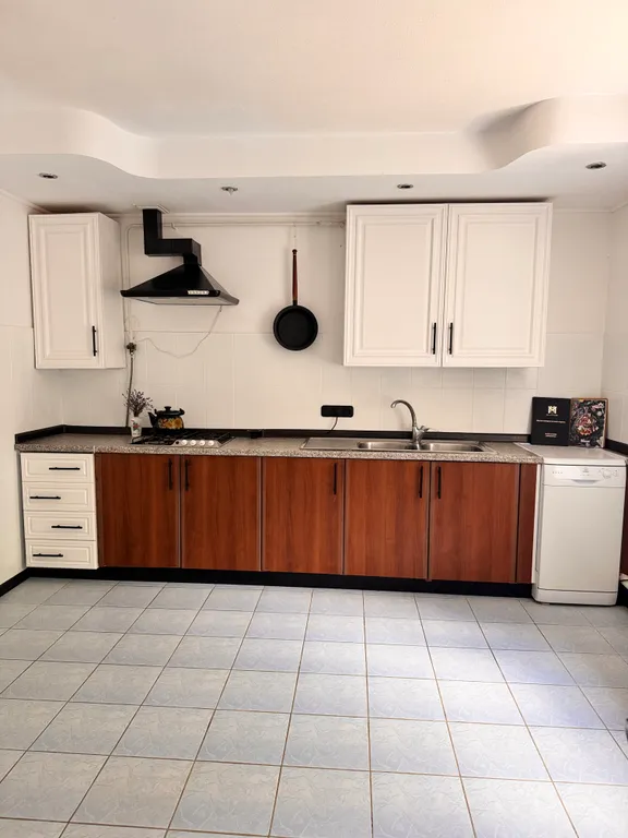 С бассейном рядом с морем