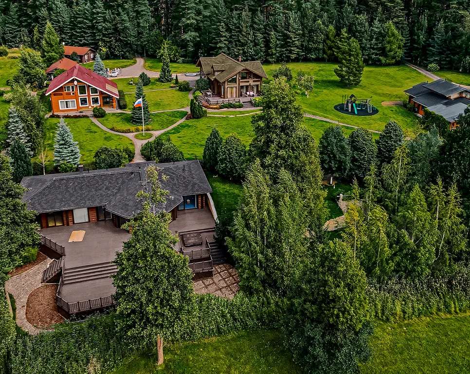 Коттедж с бассейном на берегу озера Порт Жемчужный