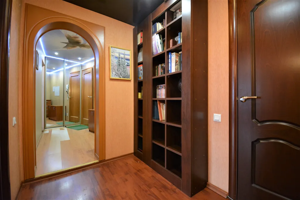 Трёхкомнатная квартира с раздельными комнатами двумя уборными и лифтом