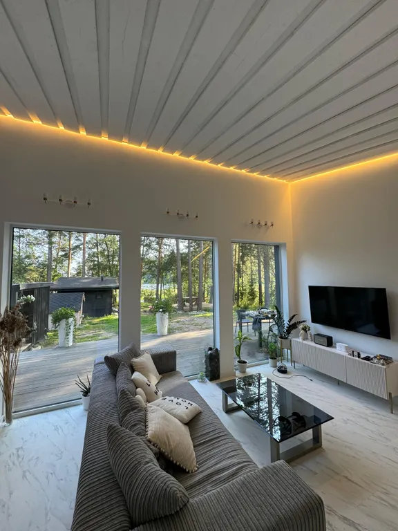 Стильный дом на берегу Ладожского озера с панорамным видом