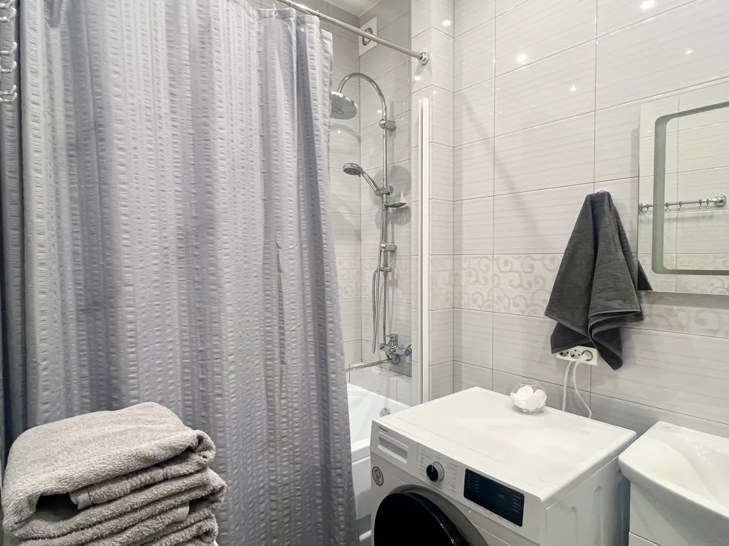 Дом Под Покровом на тихой улице с видом на монастырь