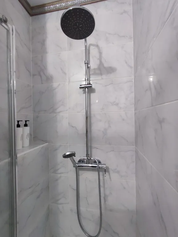 Современная уютная квартира с камином