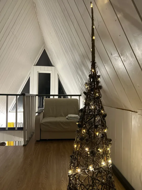 Большой дом в стиле А-фрейм на берегу реки Люторка