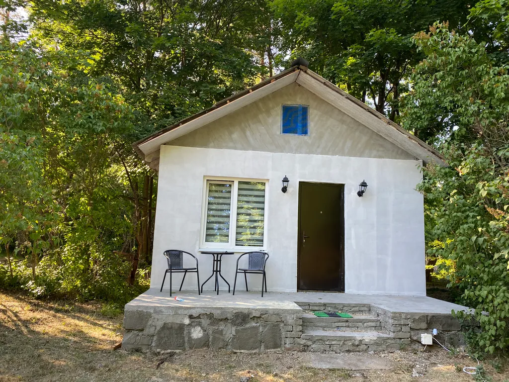 Домик целиком в лесу на берегу залива