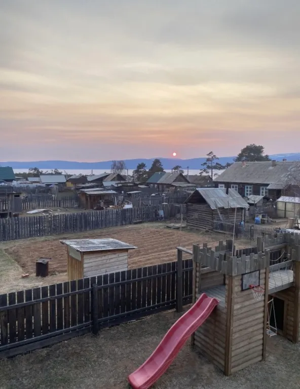 Благоустроенный дом на индивидуальной территории с видом на Байкал