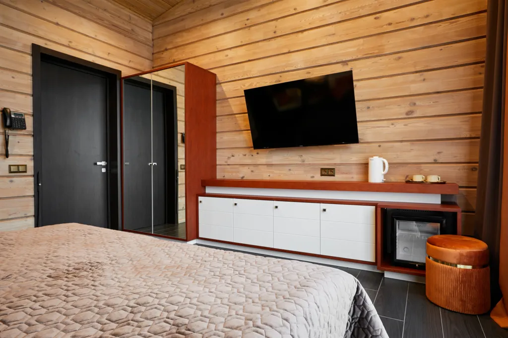 Стандартный номер с кроватью размера king-size и видом на озеро