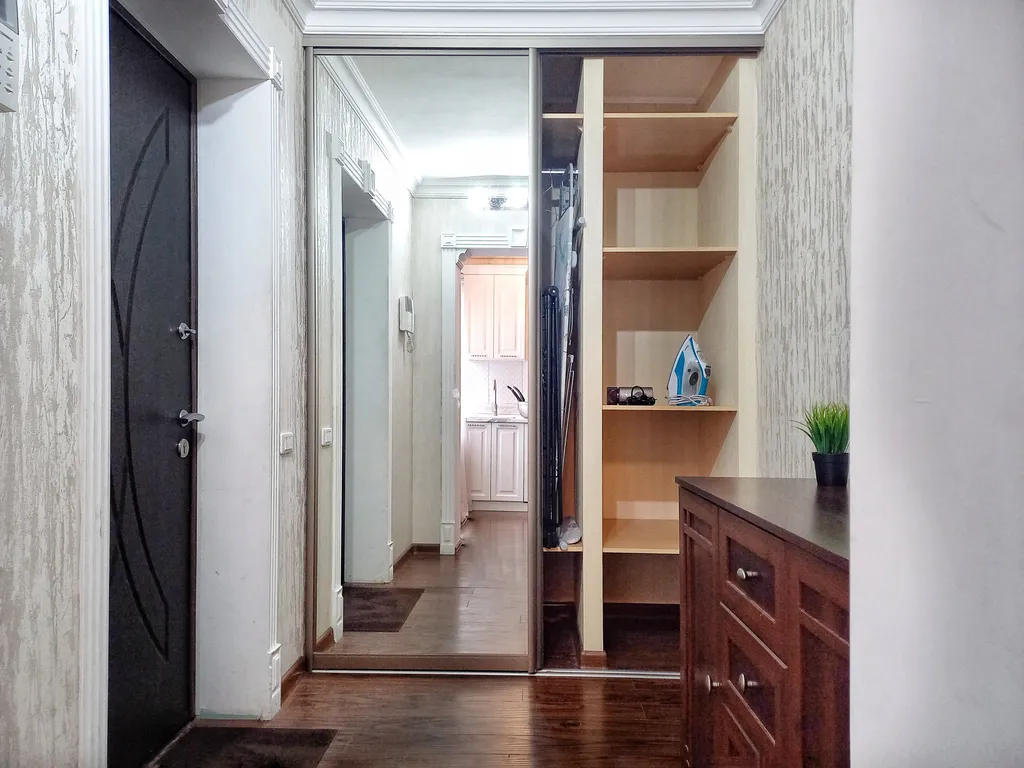 Апартамент напротив парка Победы, с отдельным двором, гараж