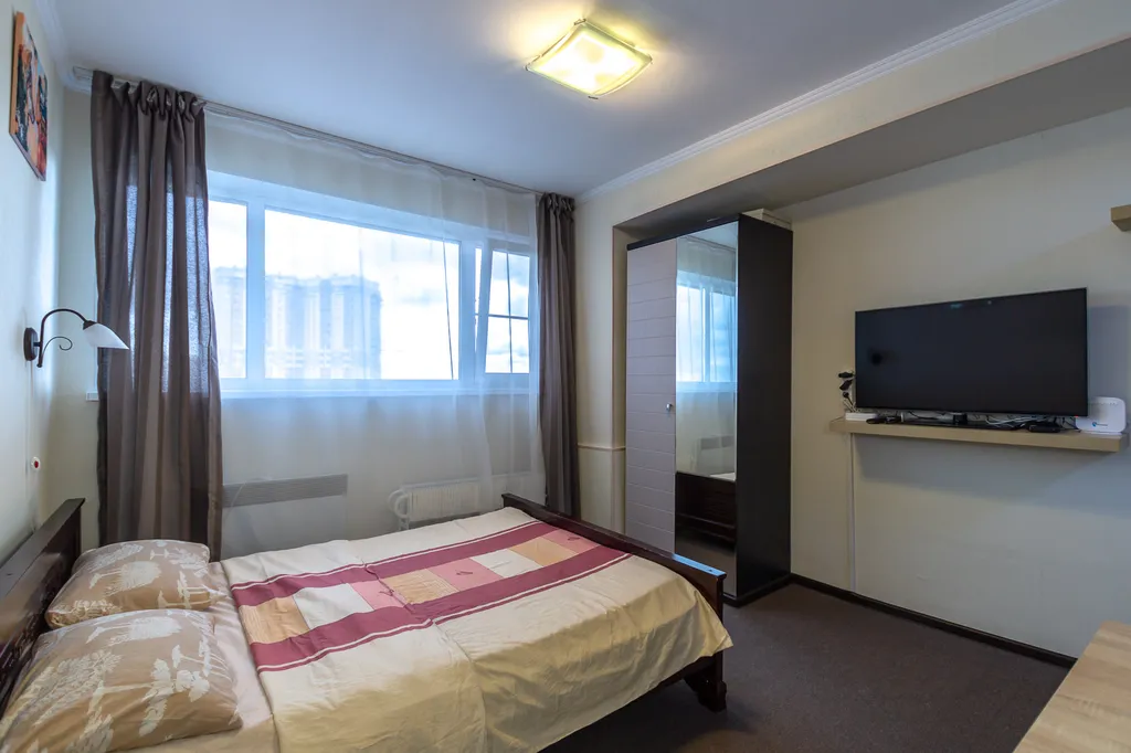 Истомáн для двоих с видом на город