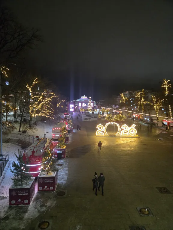 Центрее не бывает! Сразу за памятником ленина в стиле есенинская русь