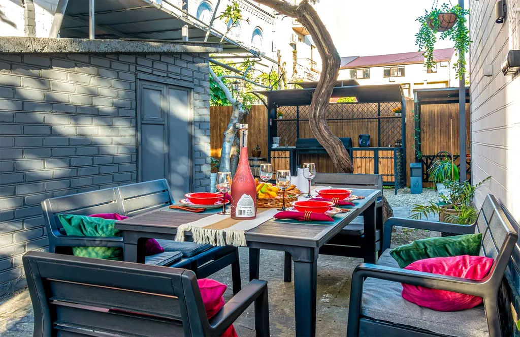 Домик коралл с бассейном в центре