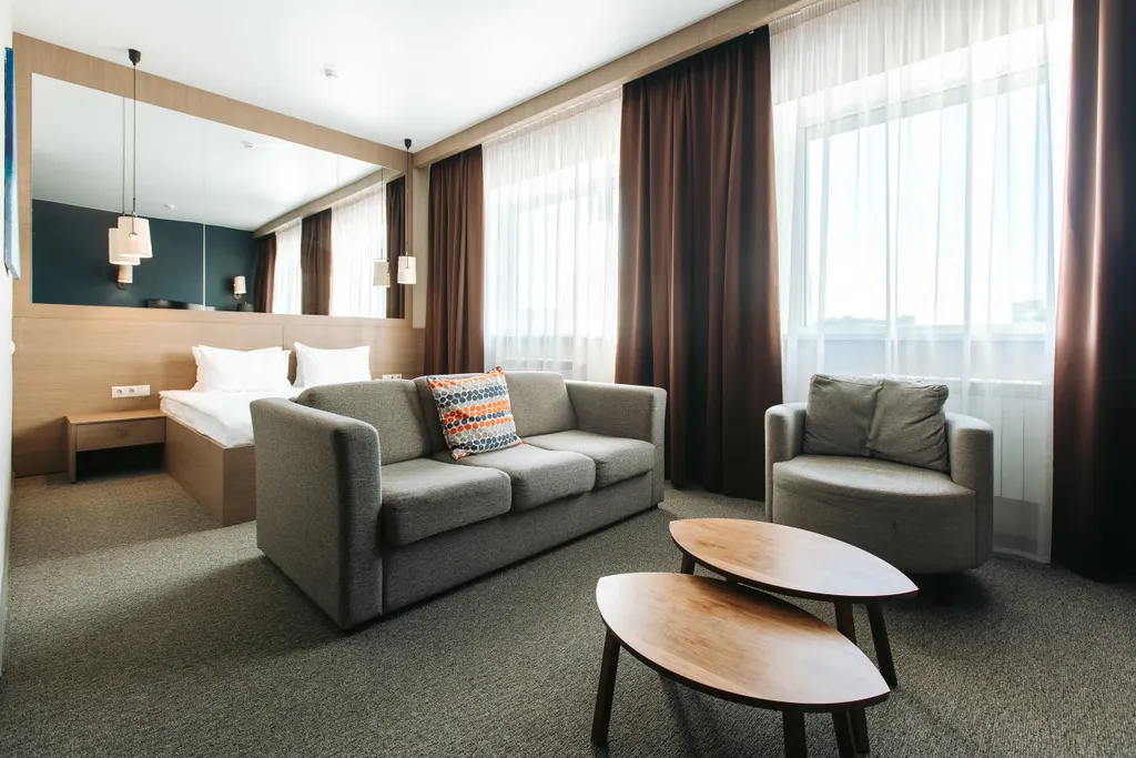 Номер люкс с двуспальной кроватью и диваном