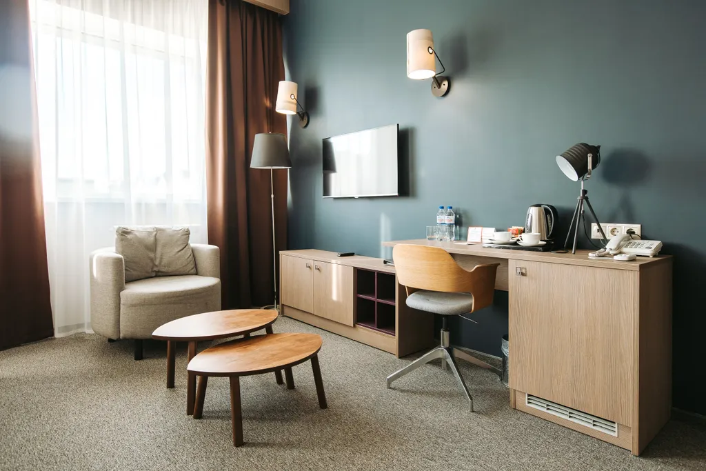 Номер люкс с двуспальной кроватью и диваном