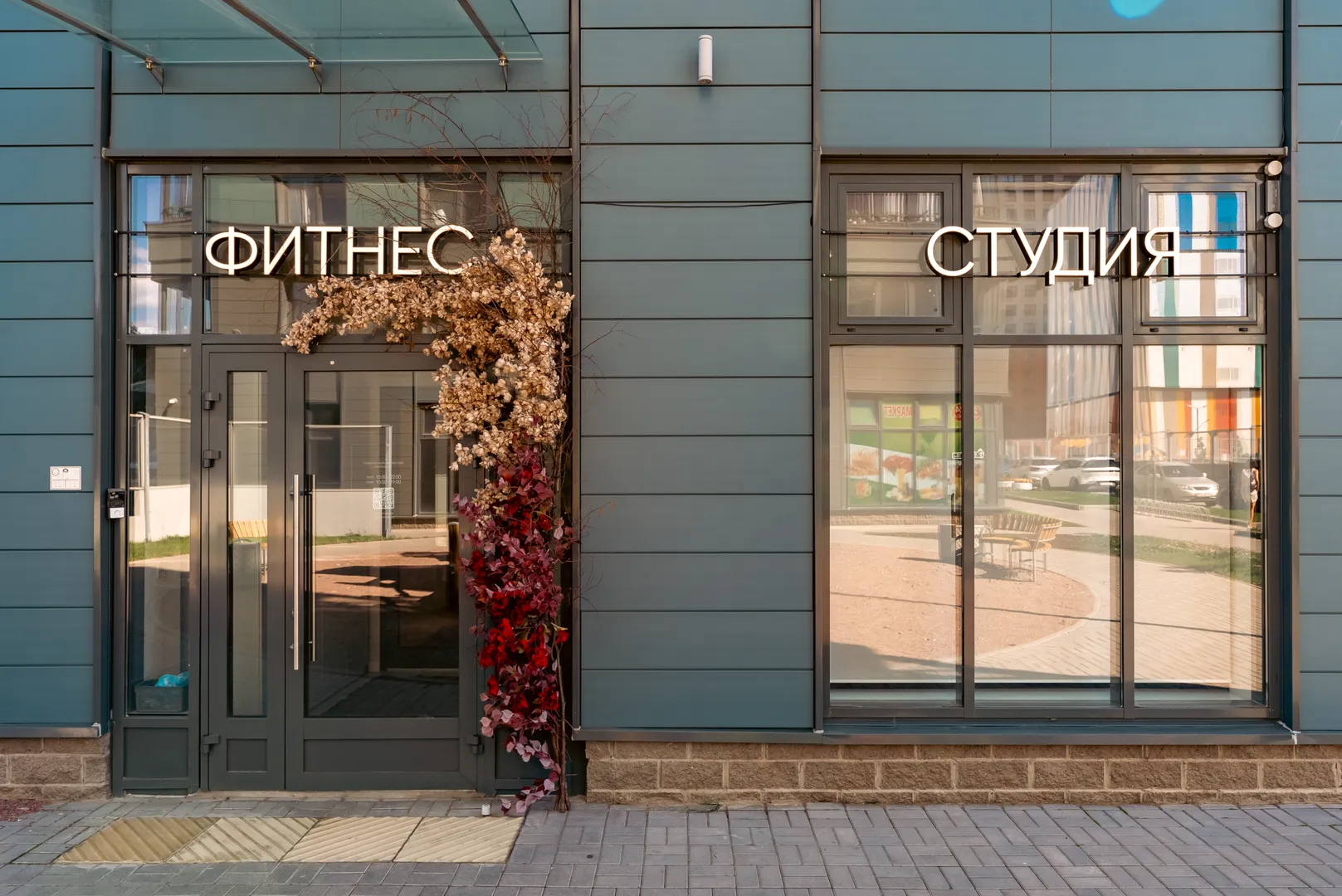 И даже фитнес студия с групповыми и индивидуальными занятиями, возможны разовые посещения для гостей, кто на спорте!