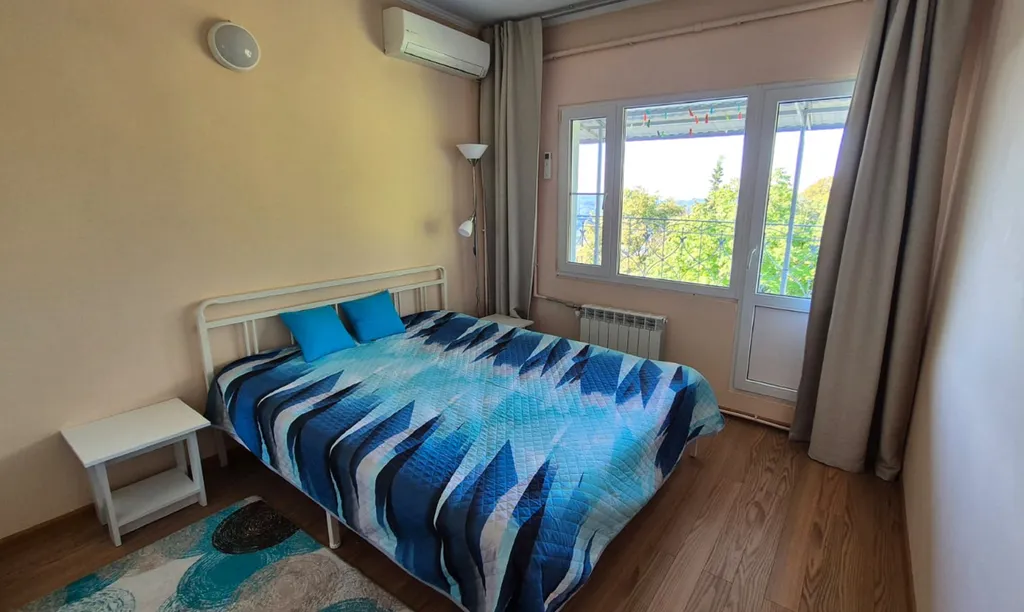 Трёхэтажный таунхаус в живописном месте с большим садом