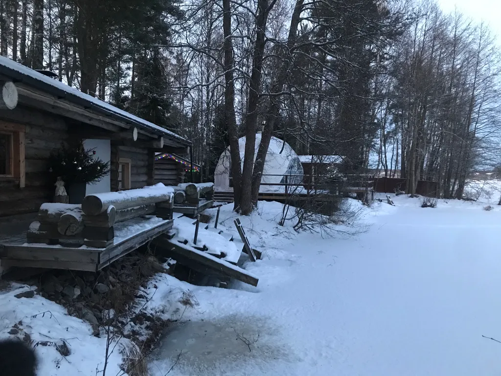 Чудесное место у озера с камином и русской баней