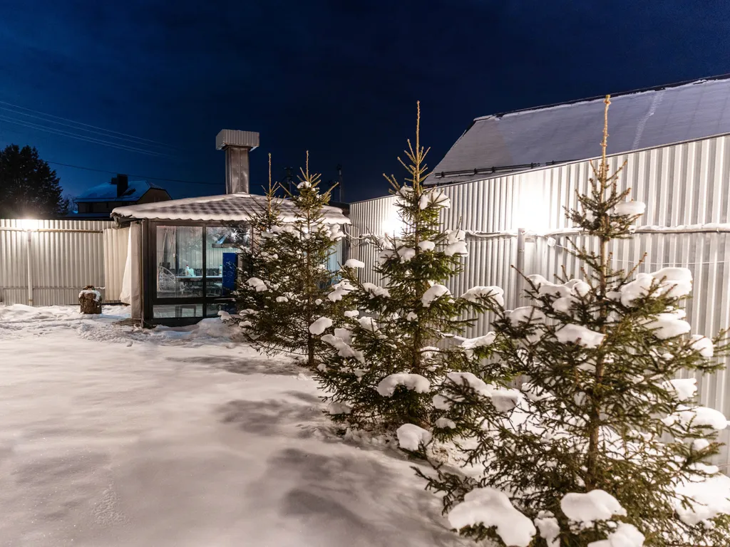 Современный дом с уличной подогреваемой купелью и сауной