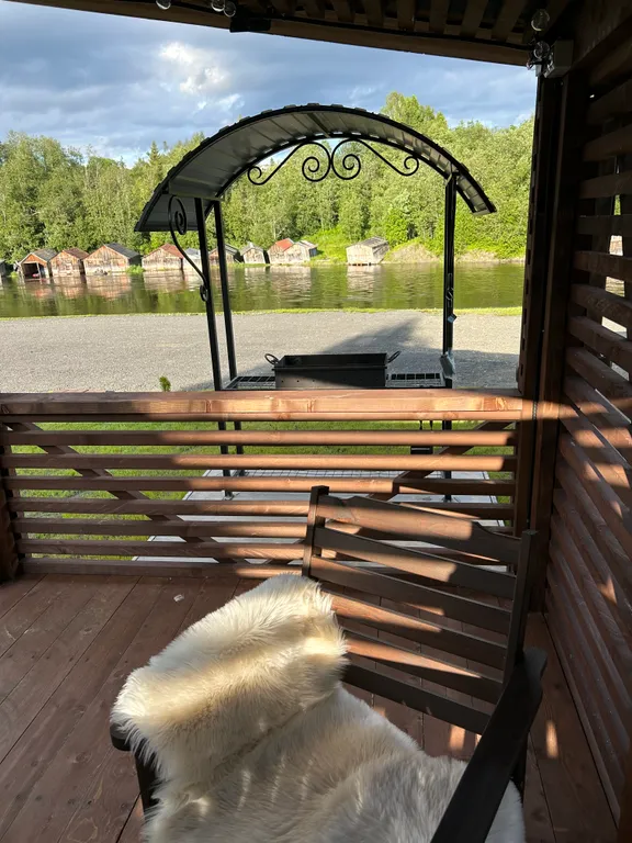 Дом на берегу реки