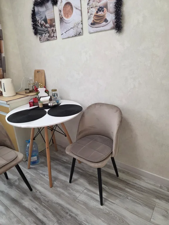 Стильная квартира с большой кроватью.