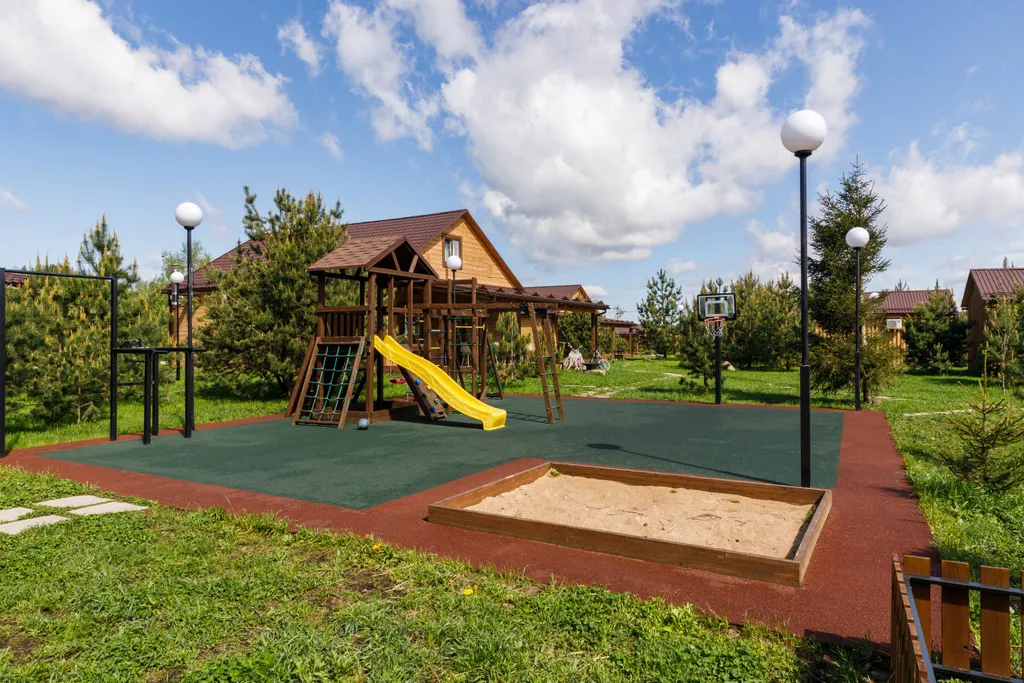 Трёхкомнатный коттедж в лесу у пруда