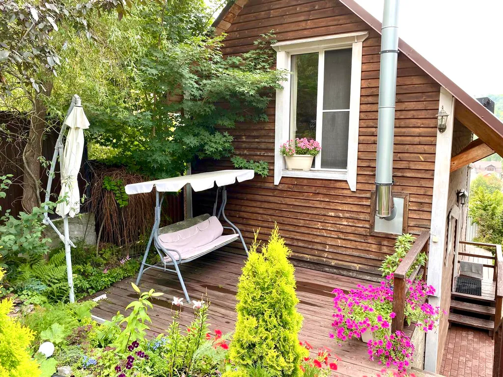 Домик в Горном Алтае с видом на горы