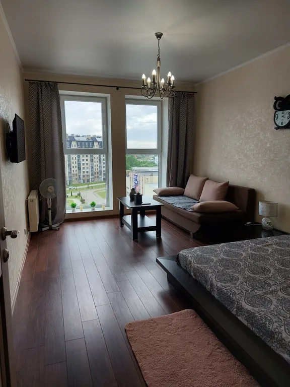 Уютная квартира с панорамными окнами в пол и красивым видом на парк