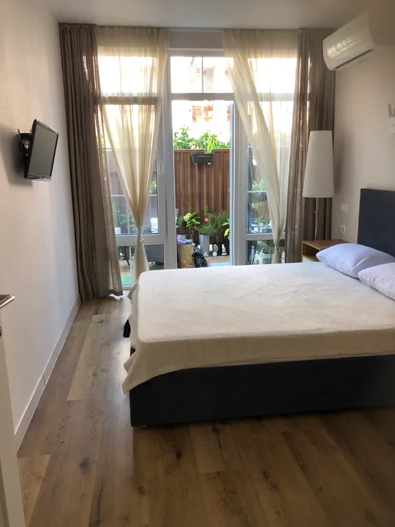 Апартамент с террасой и бассейном