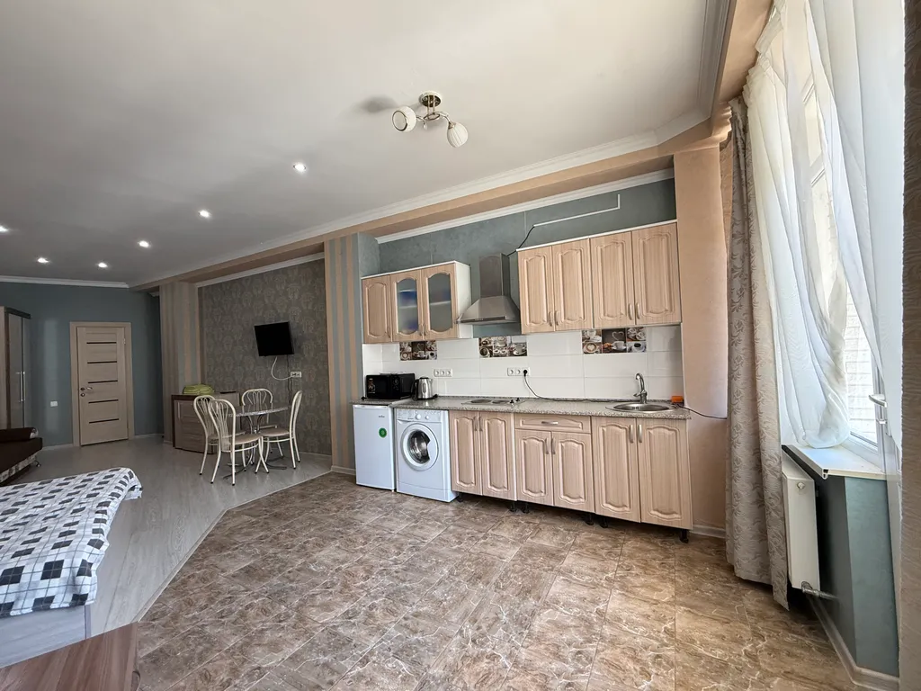 Студия с балконом у моря есть мангал