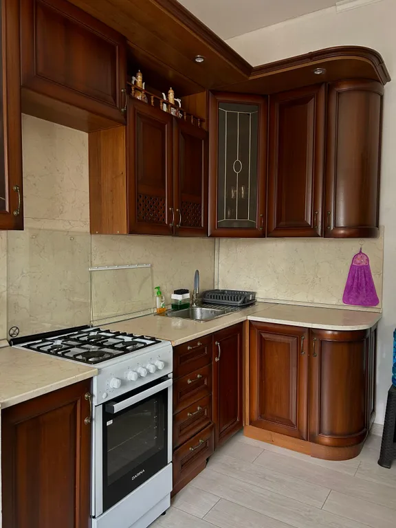 Большой двухэтажный дом в черте города и недалеко от моря