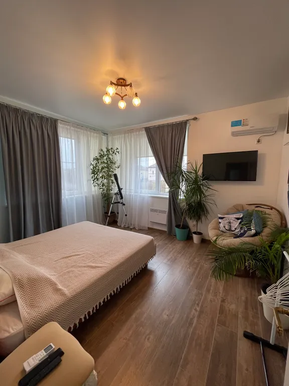 Уютный дом с бассейном и садом с видом на горы и море