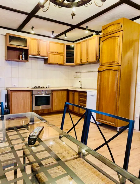 Коттедж с дизайнерской отделкой и камином