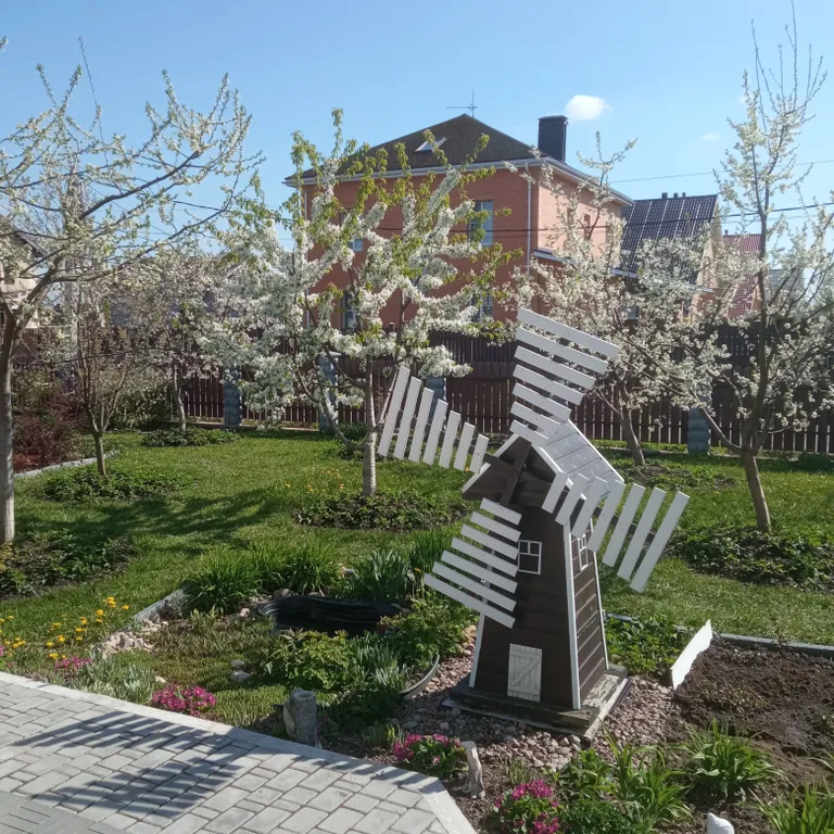 Коттедж с видом на сад