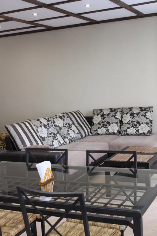 Просторная студия с видом на город и горы