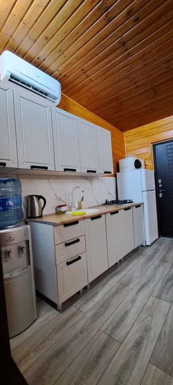 Домик у пруда с тёплым бассейном