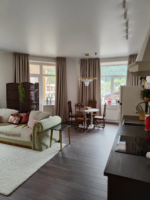 Трёхкомнатная квартира с элементами колониального стиля у подъемника