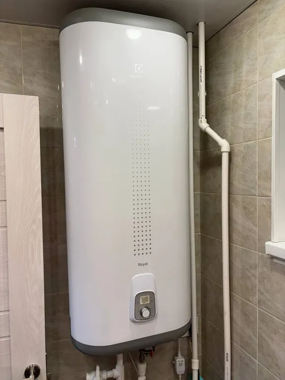 Уютный дом с беседкой на берегу озера