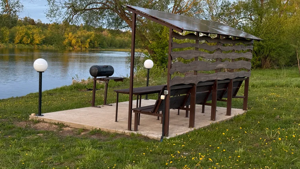 Домик у реки