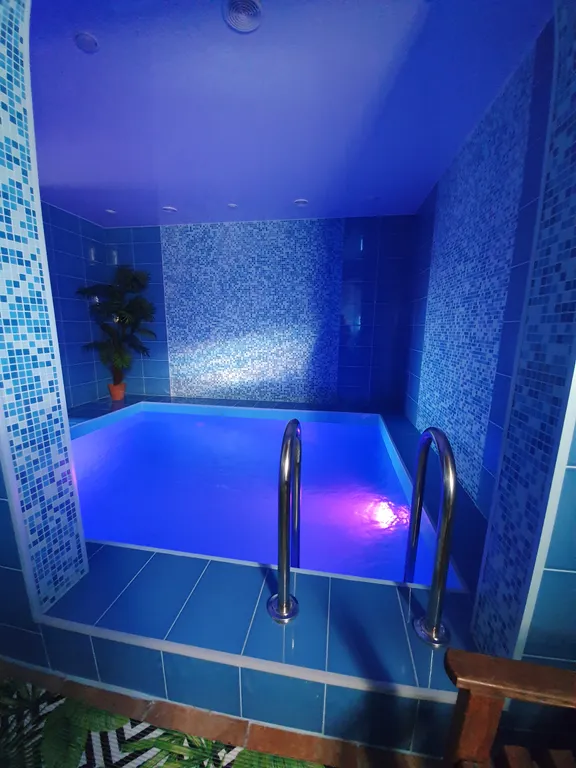 Коттедж Роскошный дом в центре с сауной и бассейном на 15 гостей — аренда посуточно в Зеленодольск