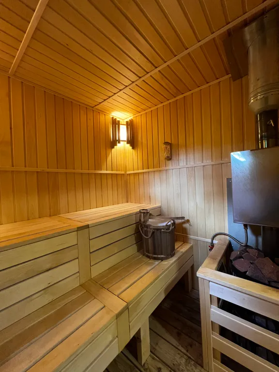 Домик в лесу с верандой и видом на море