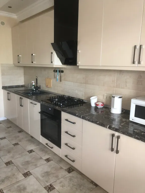 Просторная в центре, аэропорт 5 мин машиной, прекрасный вид на гору