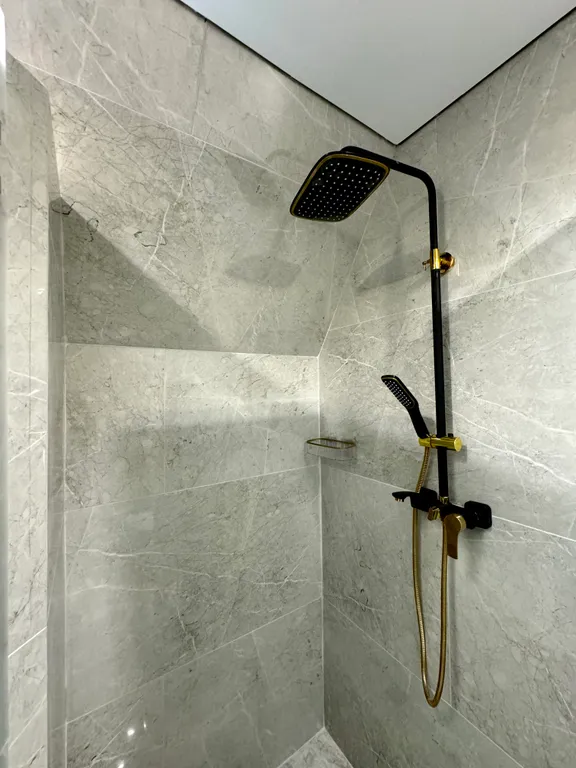 Дом с теплым бассейном на озере